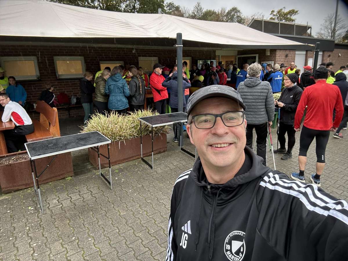 Im Herbst bei kaltem Wetter, fallen vom Baum die Blätter. Donnerwetter. Heinz Erhardt